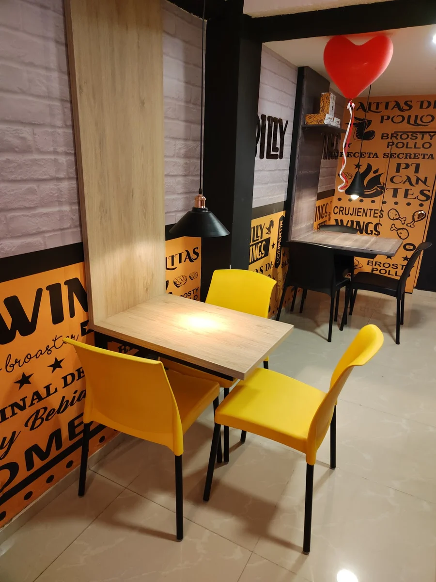 Salón de Billy Wings con una mesa lista para un plan con amigos