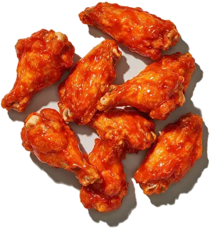 Alitas de pollo picantes, cubiertas de salsa roja intensa y brillante